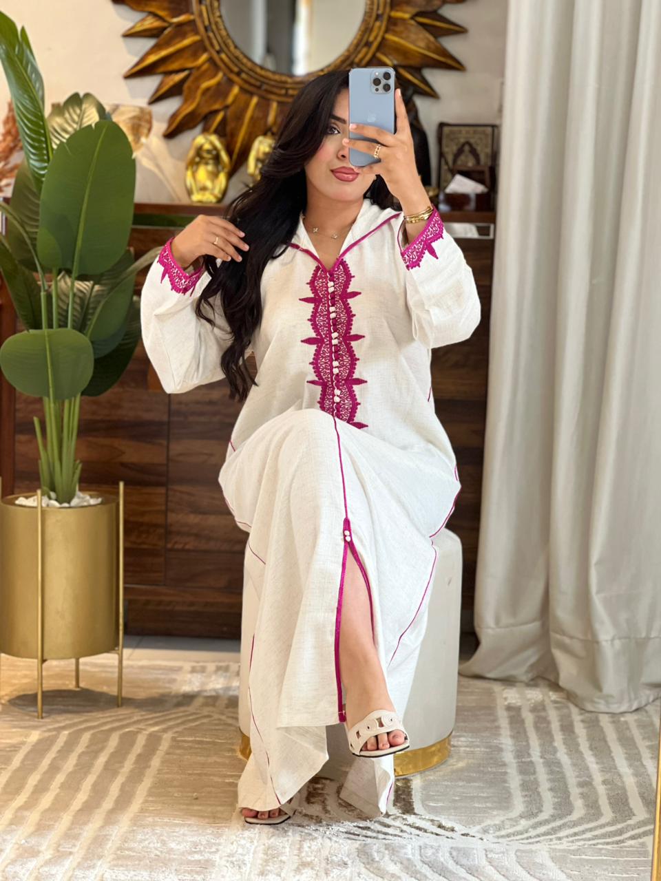 Djellaba marocaine Loulaan brodée avec finitions à la main.