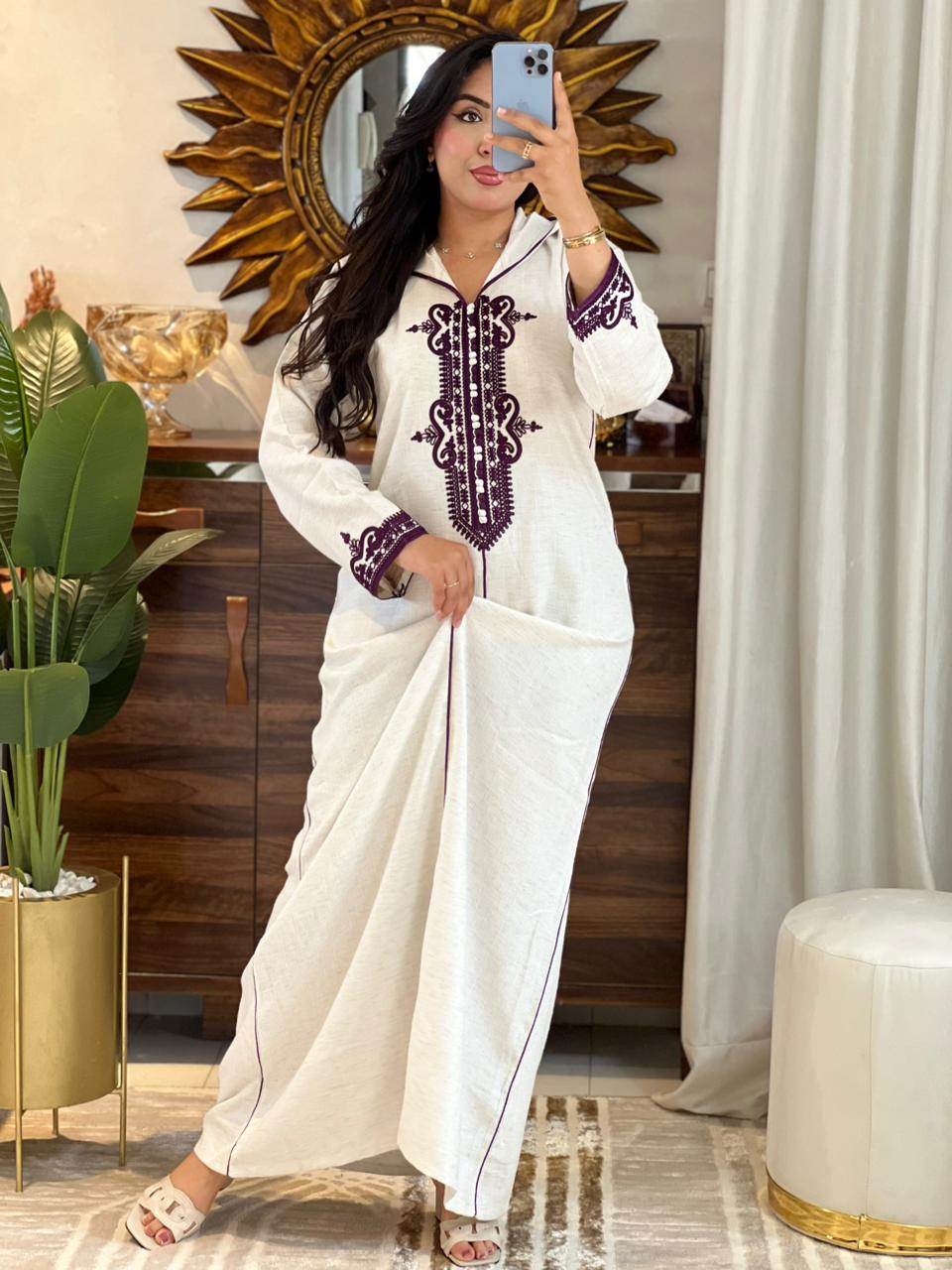 Djellaba marocaine Loulaan brodée avec finitions à la main.