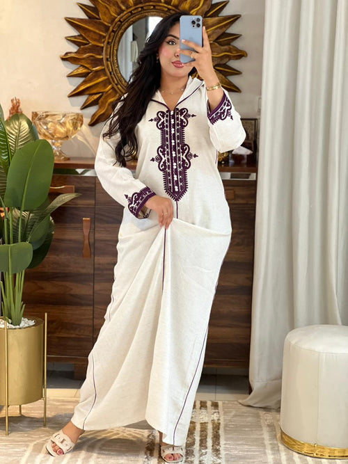Djellaba marocaine Loulaan brodée avec finitions à la main.