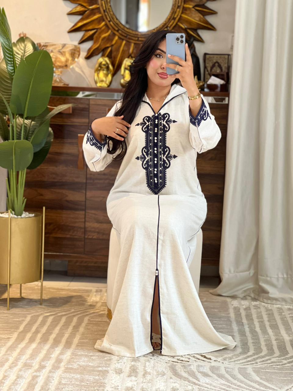 Djellaba marocaine Loulaan brodée avec finitions à la main.