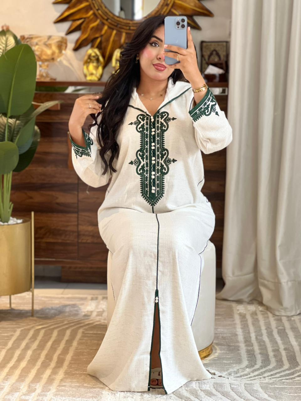 Djellaba marocaine Loulaan brodée avec finitions à la main.